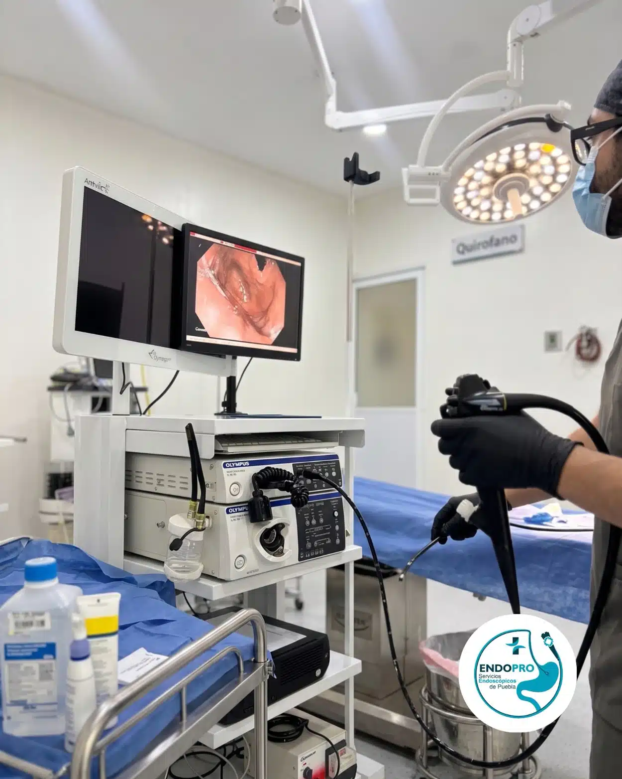 Especialista de ENDOPRO con equipo de endoscopia en quirófano en Puebla